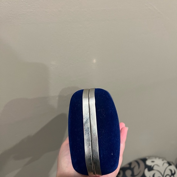 Blue velvet clutch with crystal latch - Picture 4 of 6